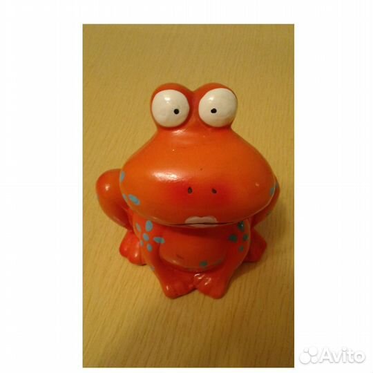 Статуэтки,талисманы, копилка, свечи на торт