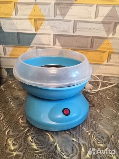 Маленький аппарат для сладкой ваты