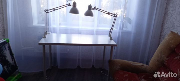 Стол с лампами