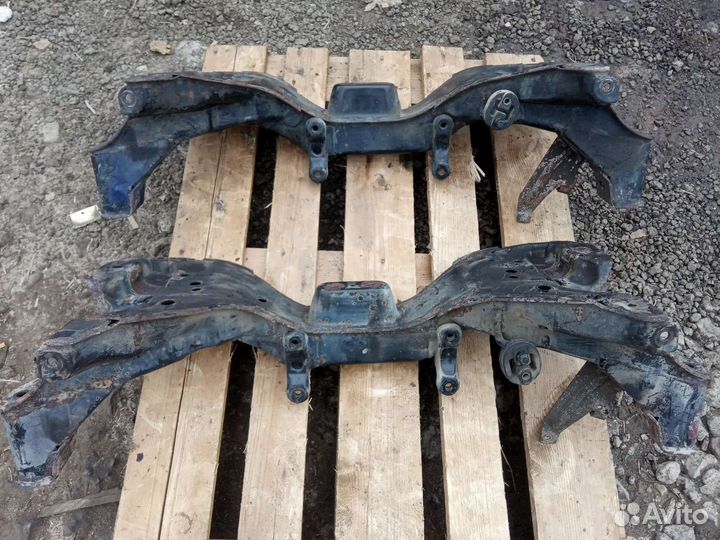 Подрамник балка подмоторная Mitsubishi Carisma