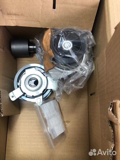 Комплект ремня грм + насос водяной KP55569XS4