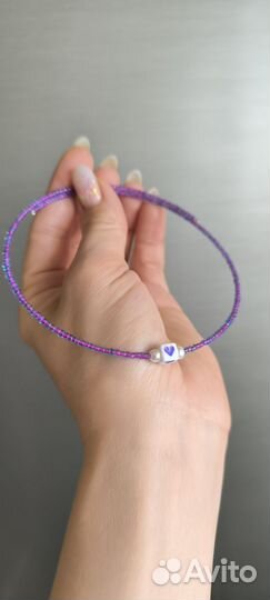 Фиолетовый чокер с сердечком на белом фоне