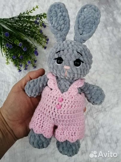 Плюшевый заяц и плюшевый слон