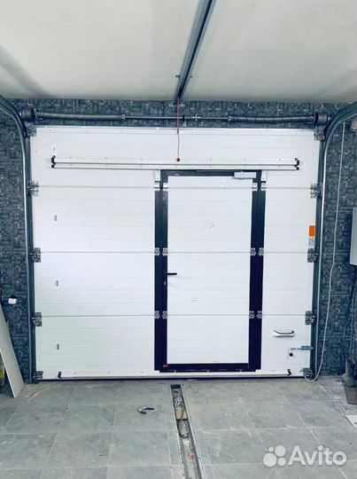Секционные гаражные ворота с калиткой на заказ