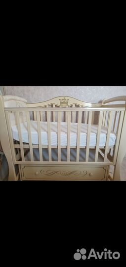 Детская кроватка с продольным маятником