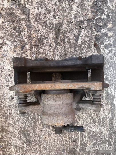 Суппорт тормозной передний левый Toyota Avensis 2