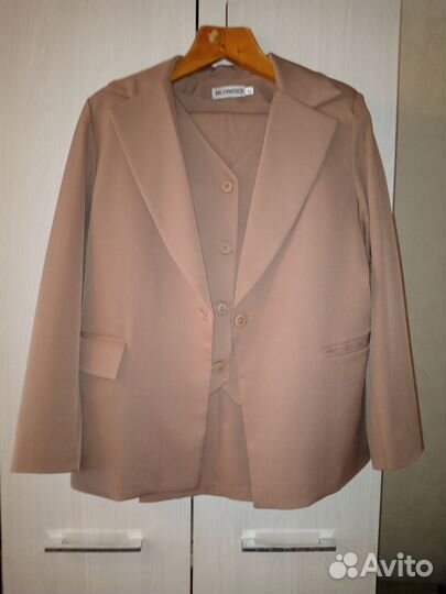 Брючный костюм женский