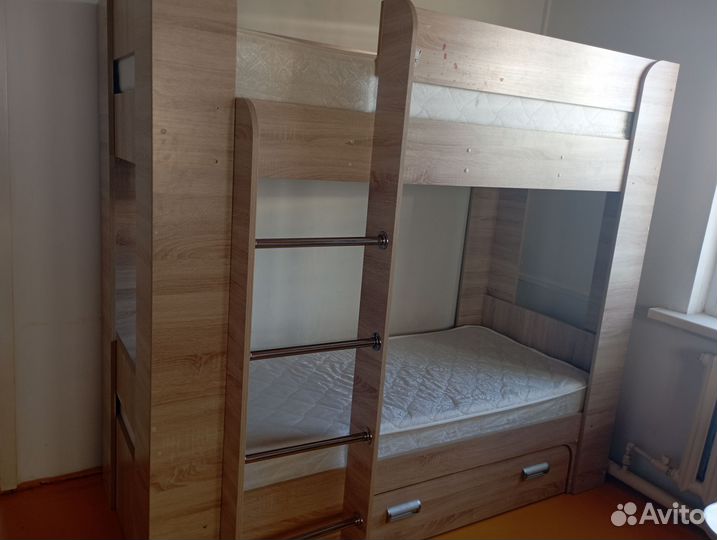Кровать двухьярусная