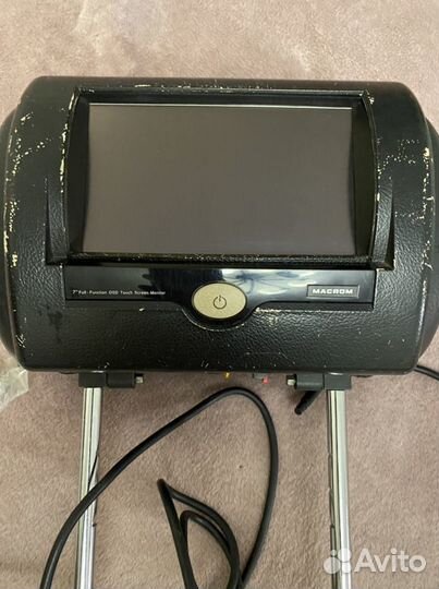 Встроенный монитор macrom в подголовник