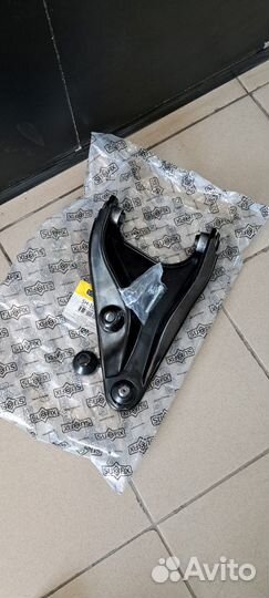 Рычаг передней подвески правый\ Renault Logan/San