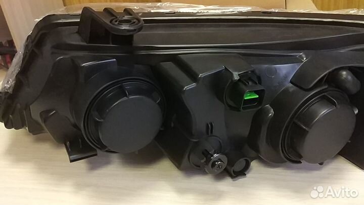 Фара правая Kia Cerato 09-13