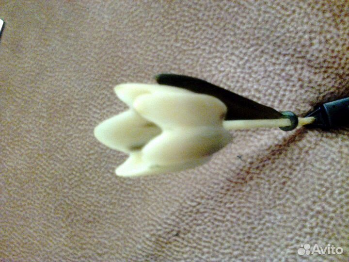 Цветок, вырезанный из кости