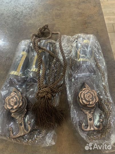 Зажимы для штор с крепежом к стене