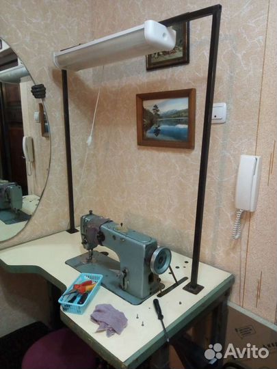 Столешница с кронштейном для светильника для швейн