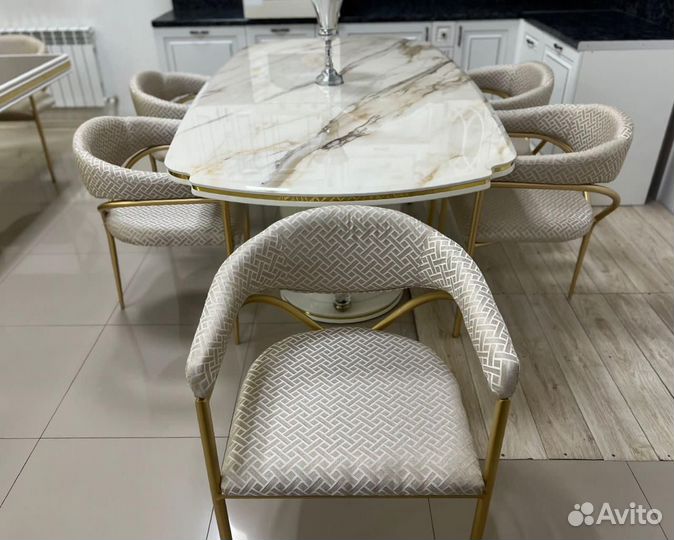 Кухонный стол и стулья