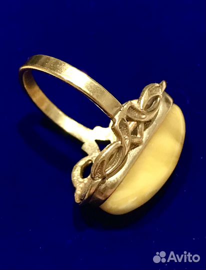 Перстень с белым янтарем