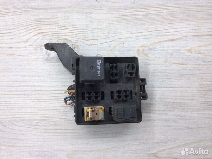 Блок предохранителей Mitsubishi Pajero/Montero Iii