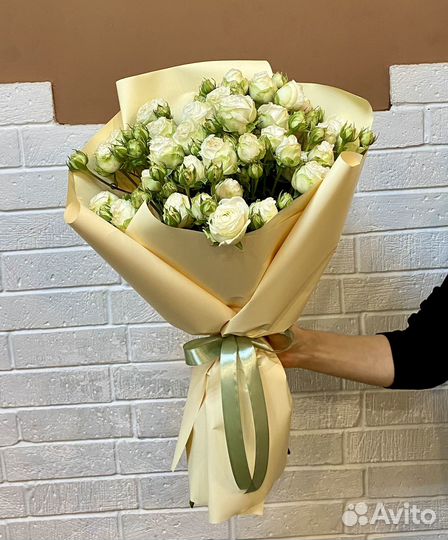 Букет из пионовидных кустовых роз + Чай в подарок