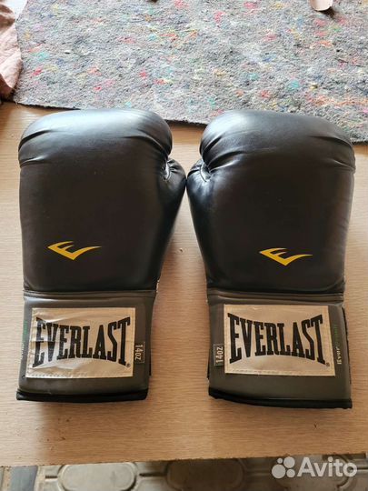 Боксерские перчатки everlast 14oz