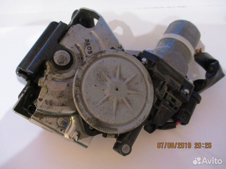 Замок крышки багаж. с доводчиком на тойота венза