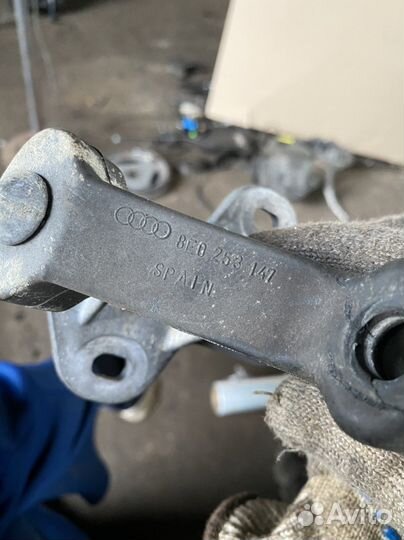 Кронштейн глушителя VAG 4B0253663E