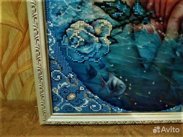 Картина русалка частично вышита бисером
