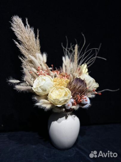 Композиция из сухоцветов и мыльных цветов