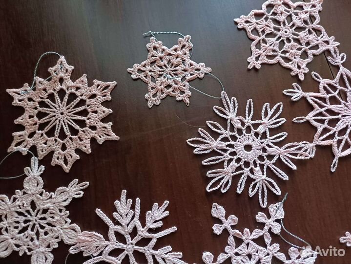 12 розовых снежинок