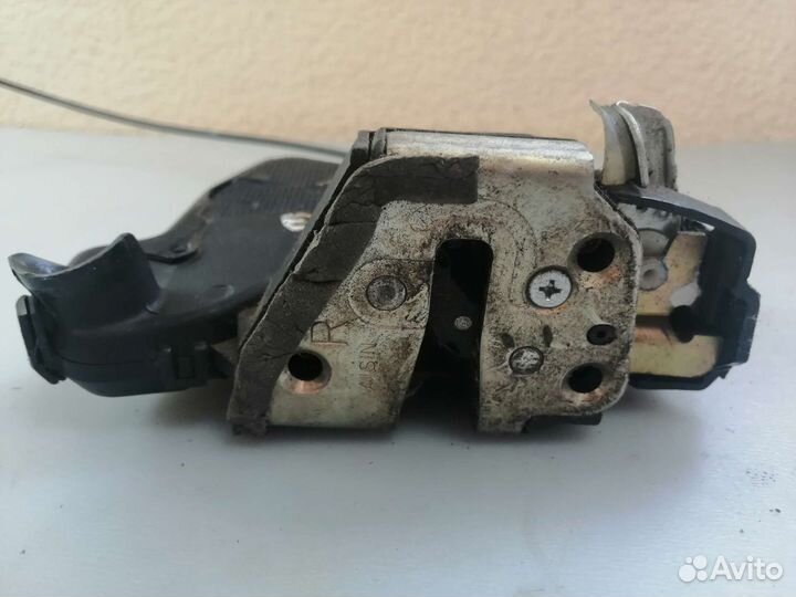 Замок передней правой двери Toyota Corolla E12