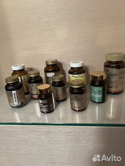 Пустые стеклянные и пласт. баночки от витаминов