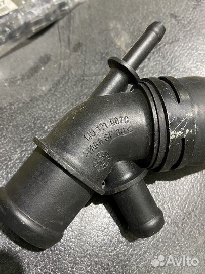 Патрубок volkswagen 1J0121087C