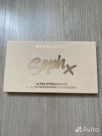 Палитра теней make up revolution sophx