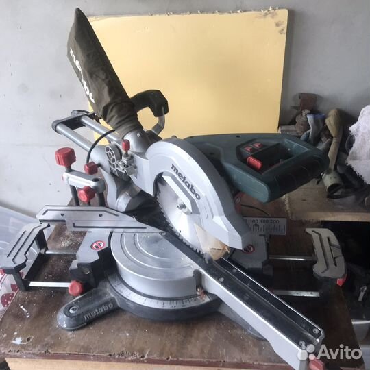 Торцовочная пила Metabo KGS 216 M