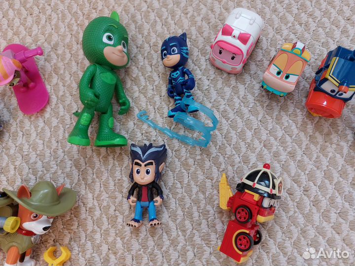 Герои в масках, роботы поезда и щенячий патруль