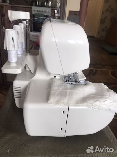 Оверлог машина Janome