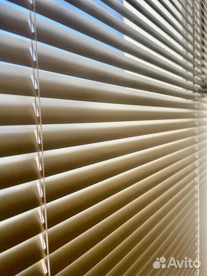 Жалюзи и рулонные шторы на окна