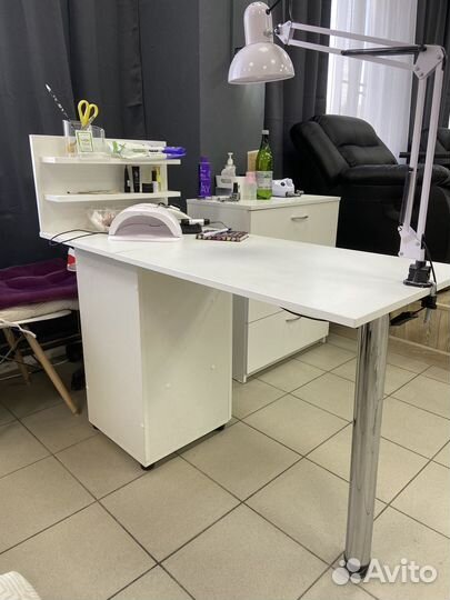 Маникюрный стол