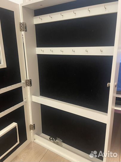 Шкаф для украшений