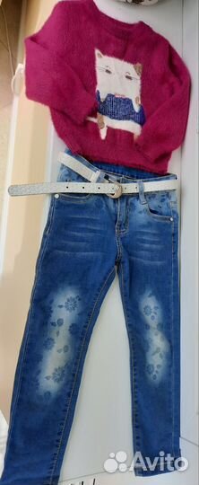 Кофточка из акрила и джинсы