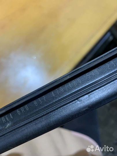 Молдинг стекла передний левый Volkswagen Polo