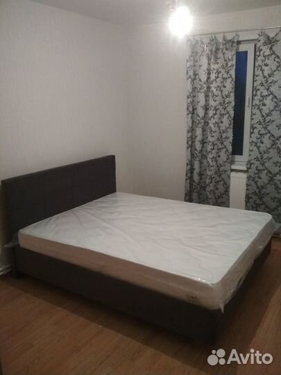 Кровать двухспальная с матрасом 160 200