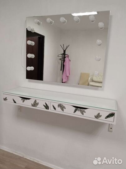 Гримерное зеркало и консоль