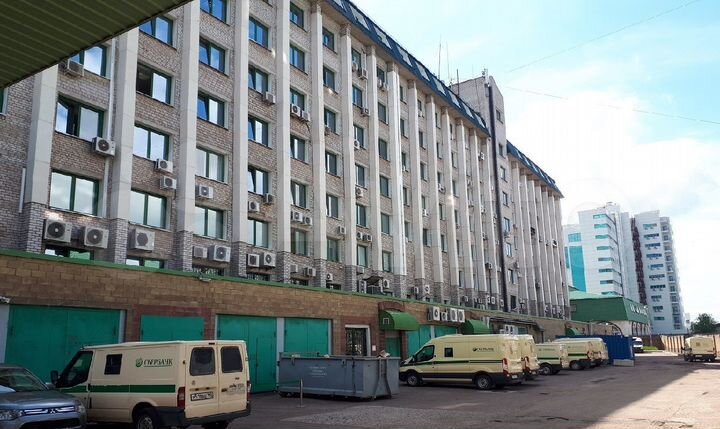 Нежилое здание с земельным участком