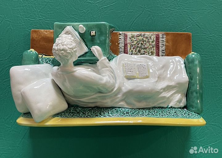 Скульптура «Пушкин на диване» Конаково