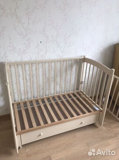 Детская кроватка с маятником и ящиком
