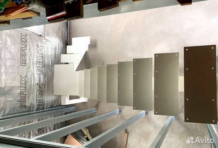 Лестница на металлокаркасе открытого типа