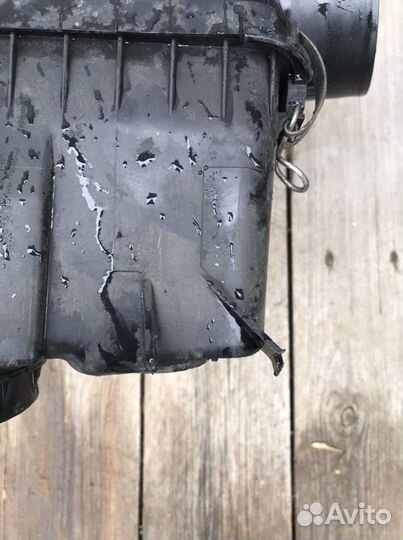 Корпус воздушного фильтра Toyota Land Cruiser 200