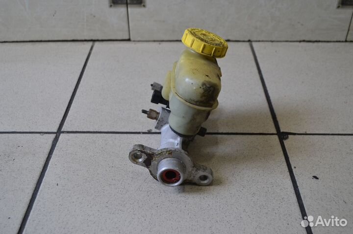 Главный тормозной цилиндр Dodge Stratus 1