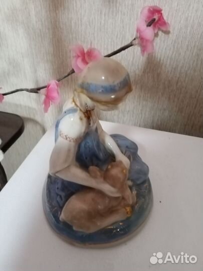Фарфоровая статуэтка 
