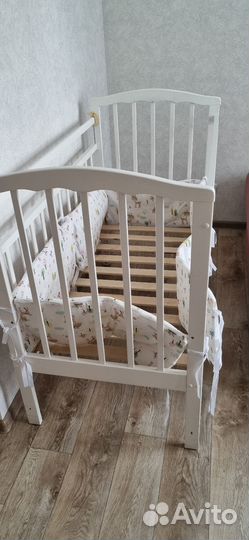 Кроватка с продольным маятником